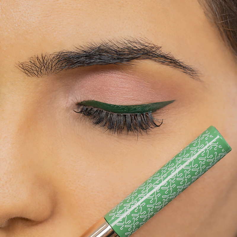 Kay Beauty By Katrina Kaif Quick Dry Liquid Eyeliner - Chic Emerald